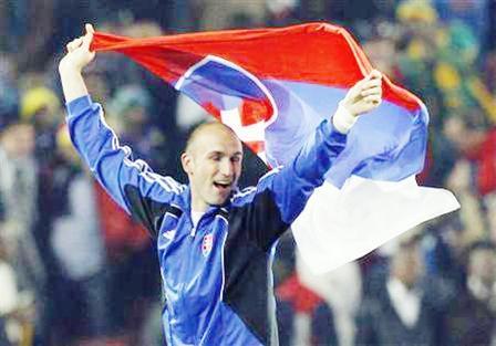 روبرت فيتك لاعب سلوفاكيا يحتفل بفوز بلاده والإطاحة  بإيطاليا حاملة اللقب عقب مباراتهما  امس